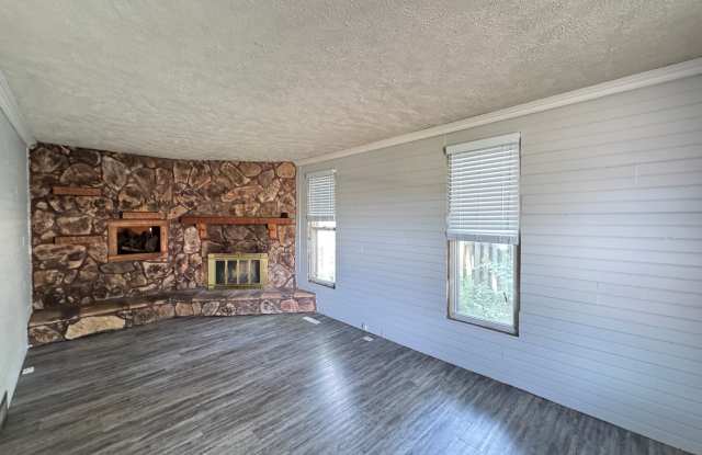 Spacious 3 Bedroom Home with Front Porch, Fireplace, and Large Backyard! Gallery 3