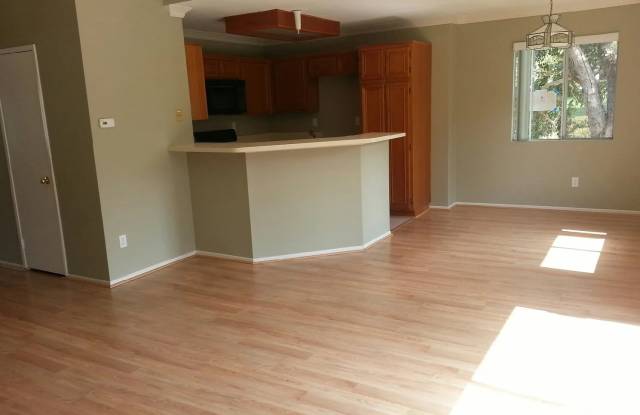 2572 Avenida Del Vis Apt 201 - 2572 Avenida Del Vista, Corona, CA 92882