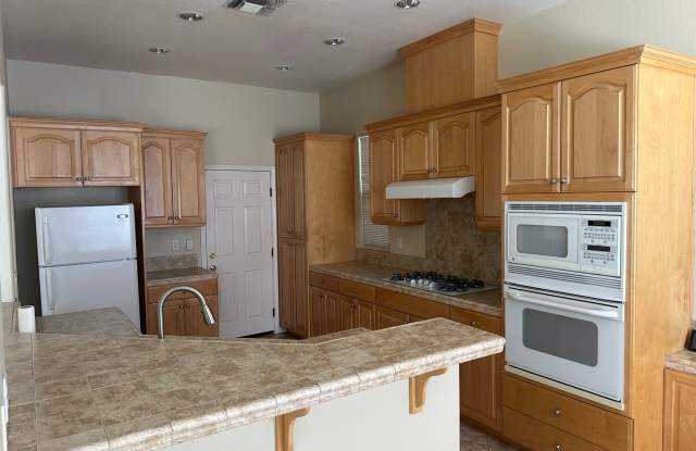 WONDERFUL RARE SINGLE STORY ON A CORNER LOT! IDEAL ANTIOCH RENTAL! EXCELLENT LOCATION, SINGLE STORY BEAUTY WITH 3 BEDROOMS AND 2 BATHROOMS!! Gallery 3