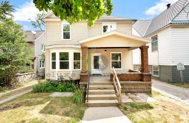 606 Lafayette Ave NE photos photos