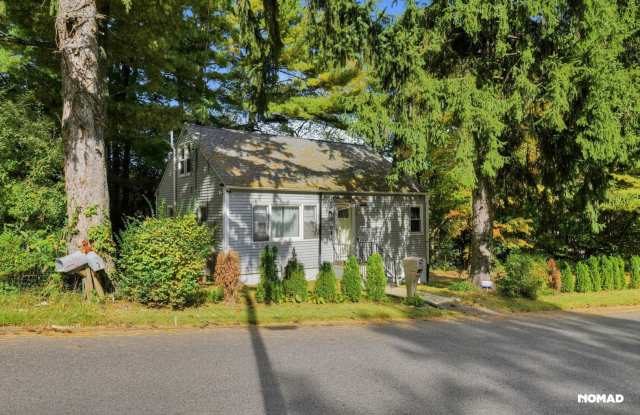Charming 4BR House in Waterbury Gallery 4