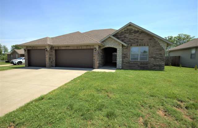 4 Bedroom home with fenced backyard photos photos