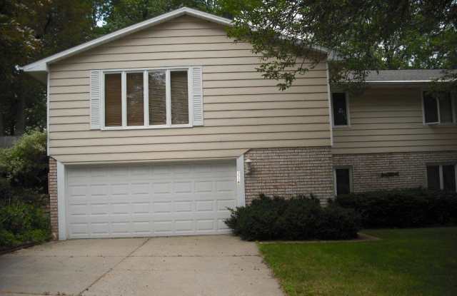 2558 Woodridge Lane - 2558 Woodridge Lane, Green Bay, WI 54304