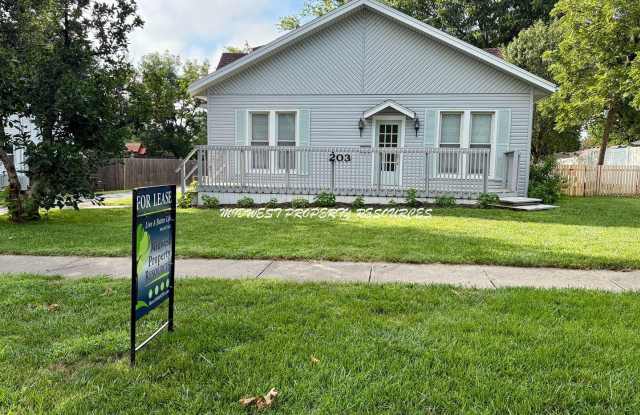 Beautifully Updated 3-Bedroom Home in Downtown Lee’s Summit! Gallery 4