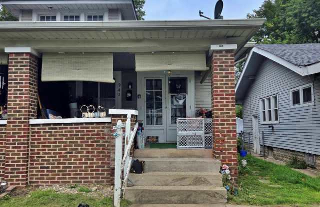 942 N Bradley Avenue Gallery 2