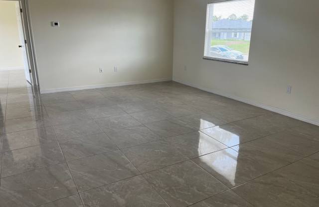 MOVE IN READY-3br 2ba Single Family home in a Great Location! Gallery 4