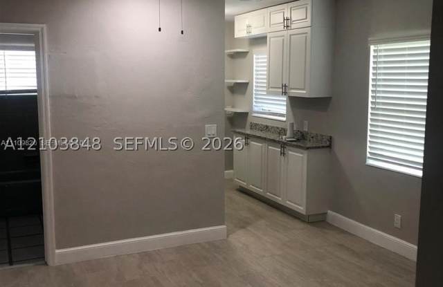 906 Greenbriar Dr Gallery 2