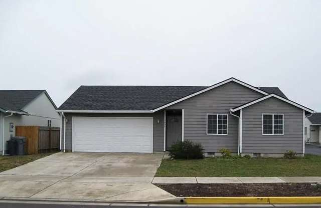 Charming 3 Bedroom 2 Bathroom Home in Quiet Neighborhood! - 1075 Kees Street, Lebanon, OR 97355