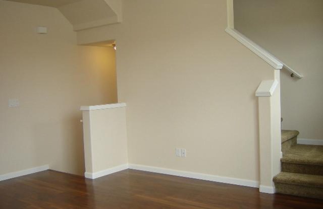 Beautiful 3 Bed, 3 Bath House in Tigard! Fenced Backyard, Large Deck and Kitchen!! - 10973 Southwest Sage Terrace, Tigard, OR 97223
