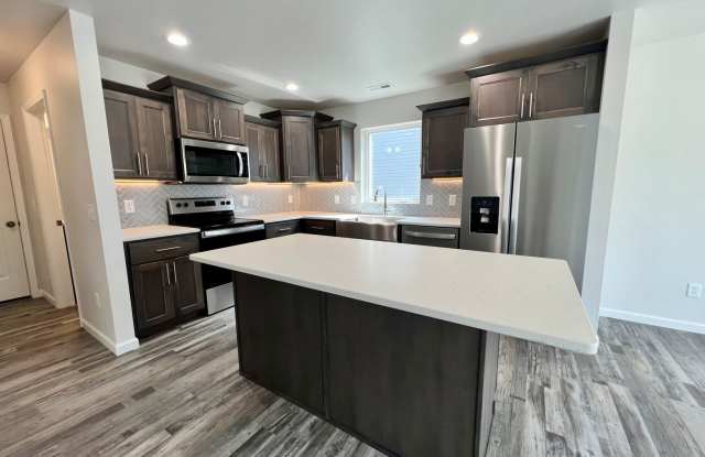 4 Bed | 2 Bath | 2 Stall Garage | Single Family Home Gallery 3