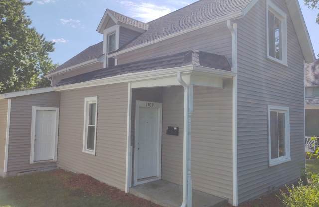 3 Bedroom 1 Bathroom House W/ Bonus room  Garage photos photos
