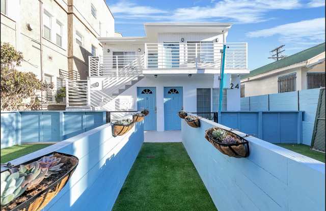 Romantic Venice Beach living just steps from the boardwalk. photos photos