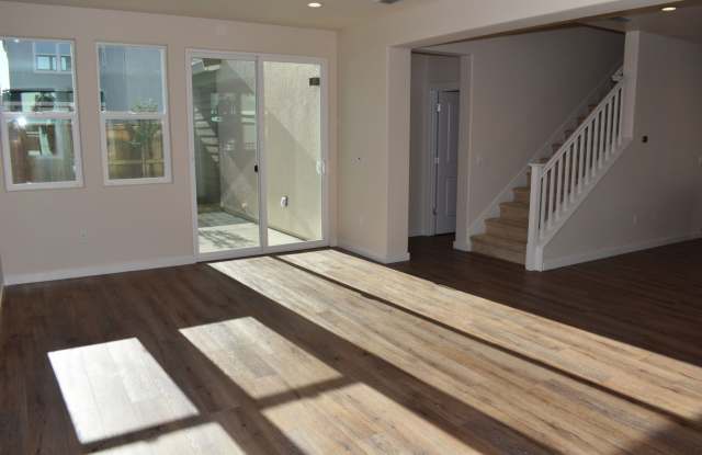 5003 Jewel Street Gallery 3