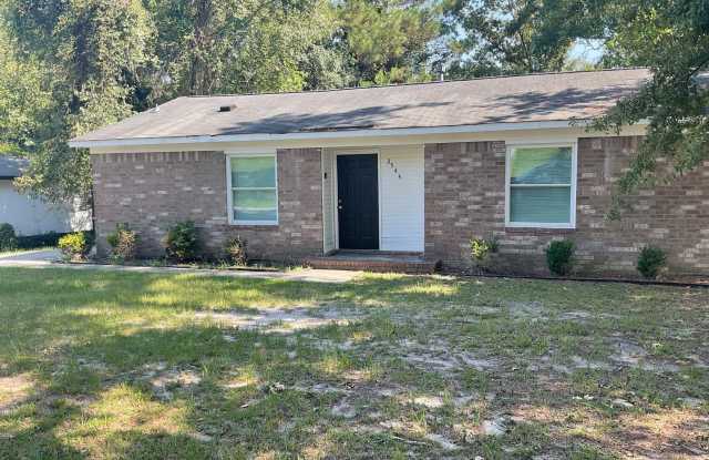 Charming 3-Bedroom Home with Fenced Backyard & Fireplace! Gallery 1