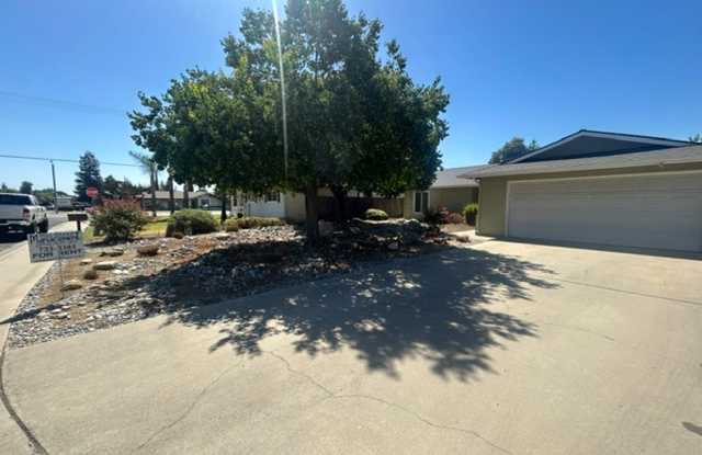 3 Bedroom 2 Bathroom Centrally Located Near Shopping and Restaurants! Gallery 3