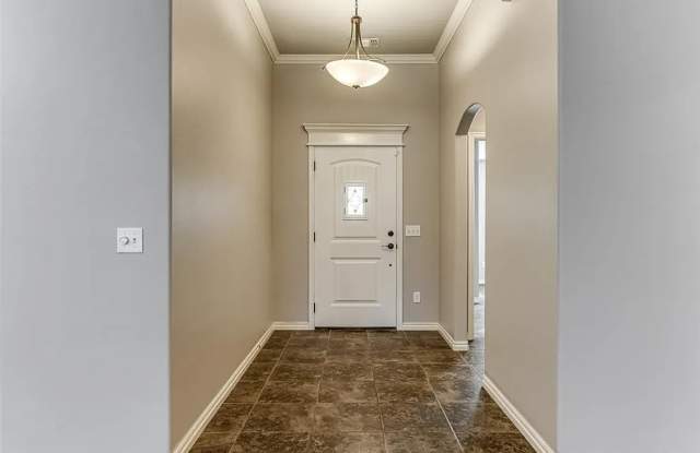 Beautiful 4BD/2BTH Home In North Yukon Gallery 4