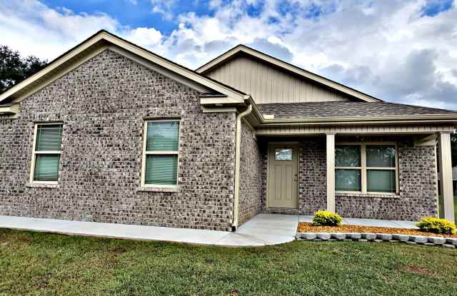 HOUSE for RENT Hartselle 3BR - 719 Iron Wood Drive, Hartselle, AL 35640