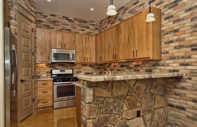 UT PRE LEASE: Luxury 6 bed / 3.5 bath home located in West Campus Gallery 3