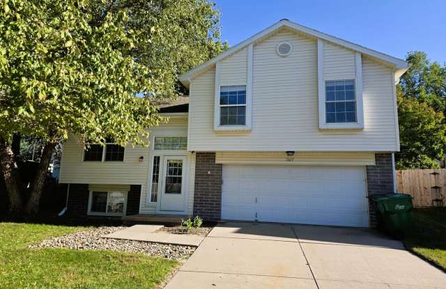 7407 S 176th Cir - 3 Bed/2 Bath in Millard School District | Fenced Yard, Deck, 2-Car Garage Gallery 1