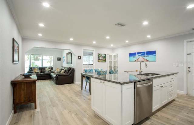 1919 SHORE ACRES BOULEVARD NE Gallery 2