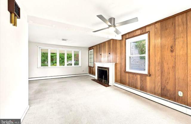 21 DAVIS Avenue Gallery 3