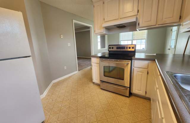 Cozy 3 Bedroom Home with Spacious Kitchen and Private Backyard Gallery 4