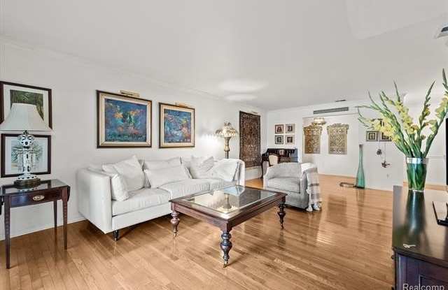 42160 Woodward Avenue Gallery 4