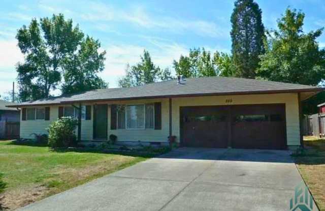 Pet-Friendly 3BR Home with Large Fenced Yard & Garage Gallery 1