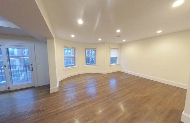 Charming 4 Bedroom-No Broker Fee Gallery 1