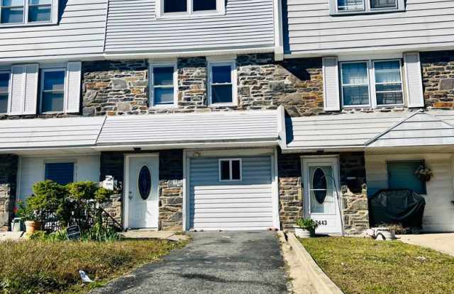 Remodeled 3BR 2BT, Central Air, Stainless Steel, Optional 4th Bedroom & Full-Size Washer Dryer photos photos