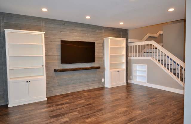 Bankers Hill – 2 BD, 2.5 BA! Two Assigned Parking Spaces! In Unit Washer  Dryer! Central AC + More! photos photos