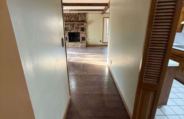 3 Bed 2 Bath House with 2 Car Garage in desired Neighborhood.  Has gas Heat. Gallery 4