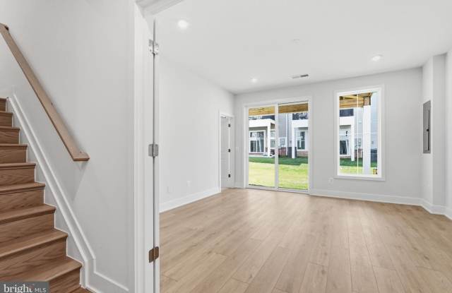42200 SHINING STAR SQ Gallery 3
