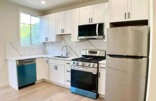 REMODELED 1/1. In-Unit W/D! Dishwasher! Roof Deck! Bay Windows! Gallery 2