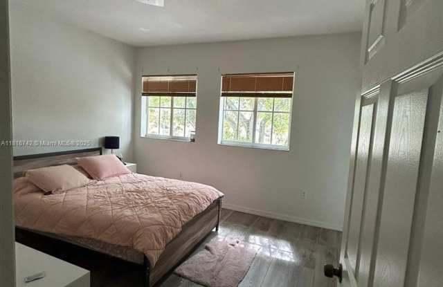 3924 SW 52nd Ave photos photos