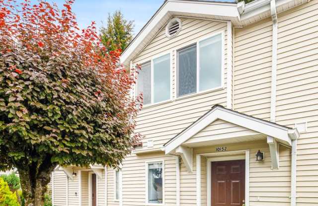 2 Bedroom 2.5 Bath Townhouse Kirkland *Move in special! - 10152 Northeast 137th Place, Kirkland, WA 98034
