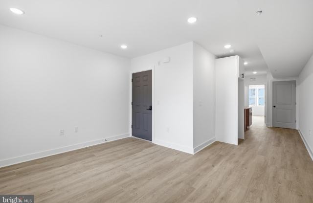 2216 N FRANKLIN Street Gallery 4