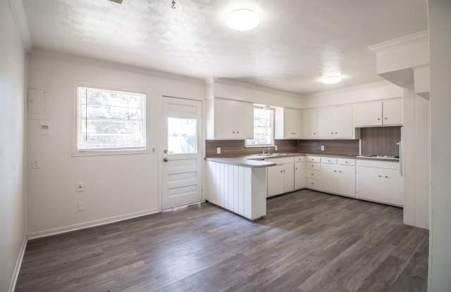 Centrally Located 3 Bedroom 2 Bathroom house! photos photos