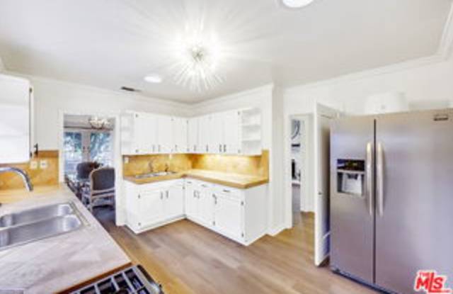 8838 Rosewood Avenue Gallery 2