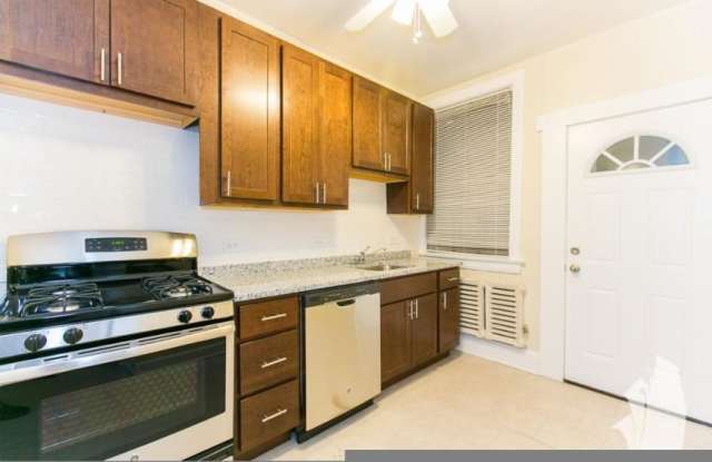 1615 W Berteau photos photos