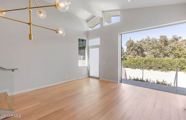 720 Rosecrans Avenue Gallery 3