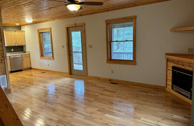 577 Don Hayes Road Gallery 3