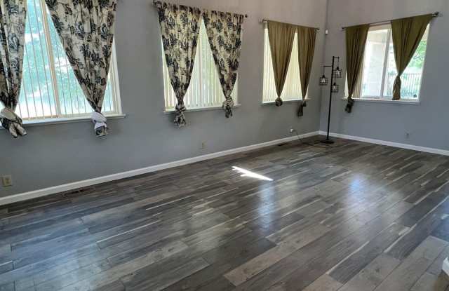 1889 Cambridge Hills Court Gallery 2