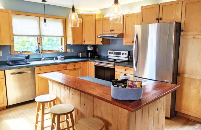 AVAILABLE NOVEMBER 10th- 3 BED 2 BATH Single Family Home Gallery 1