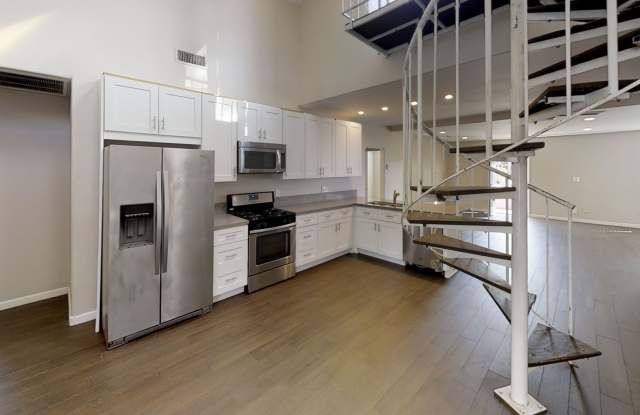 BIG House! Spacious bedrooms! Garage and Driveway Parking! Gallery 3