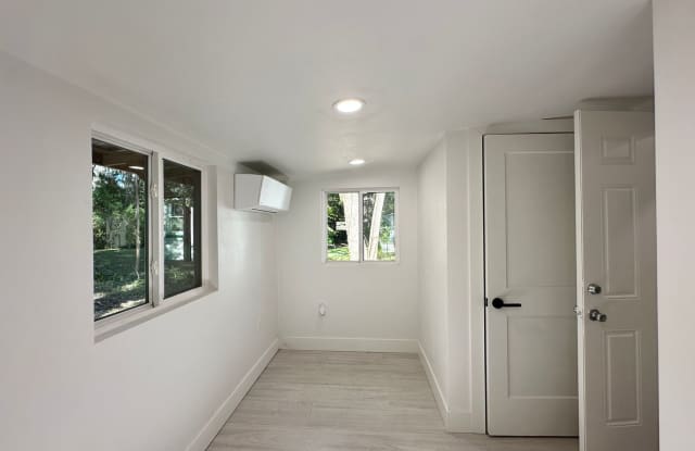 Cozy 1-Bedroom Cottage | All Utilities Included | Pet-Friendly photos photos