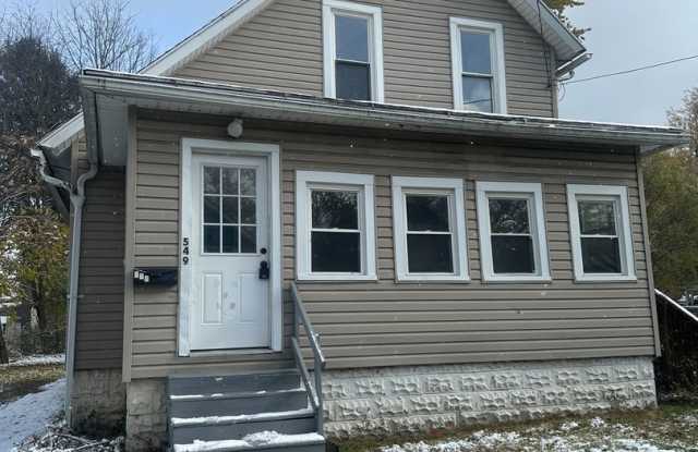 4 Bed / 2 Bath Sunroom, Updated Kitchen  Spacious Layout! - 549 Dayton Street, Akron, OH 44310