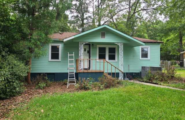 Move in Ready 3 bedroom/one bathroom $1000, Water included photos photos