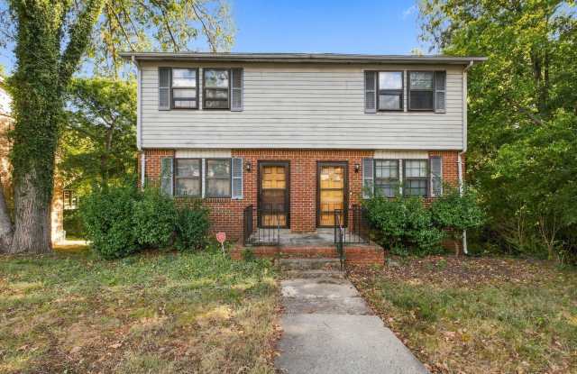 Awesome 2-bedroom, 1.5-bathroom duplex in charming Donelson! Gallery 1