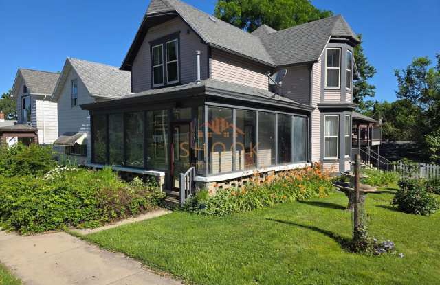 LARGE 4 BR HOME CLOSE TO DOWNTOWN W/ LOTS OF AMENITIES photos photos